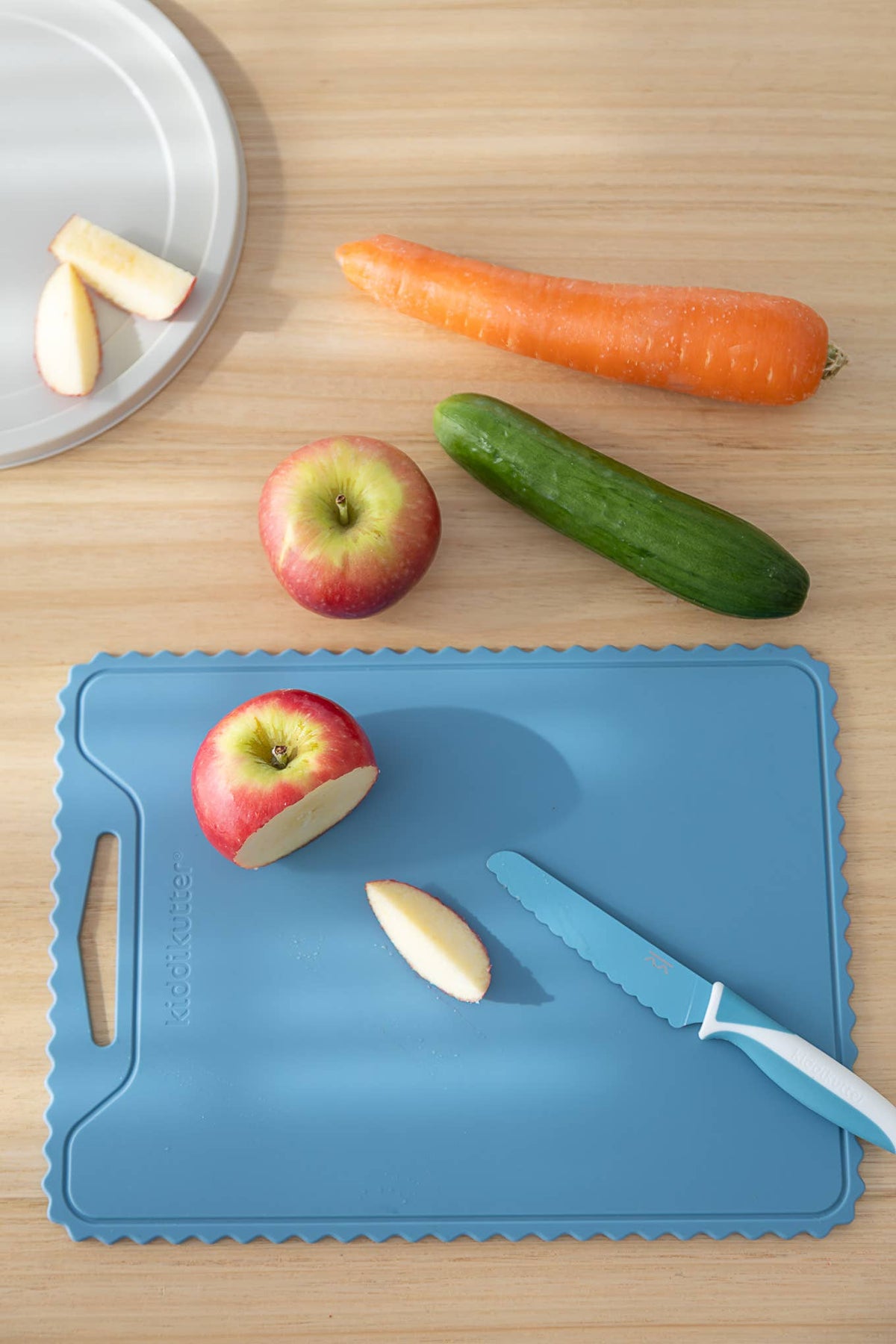 KiddiKutter Crinkly Cutting Board Sky Blue